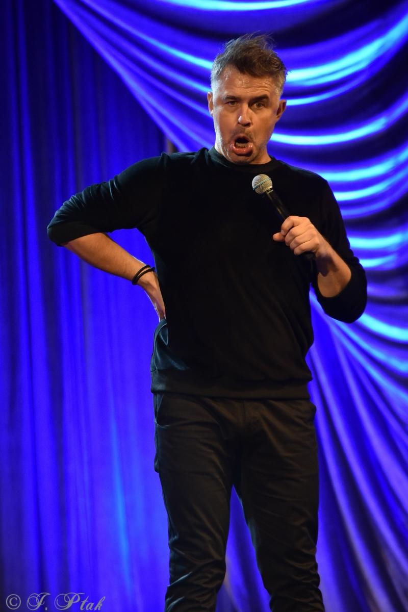 Zdjęcie w galerii na portalu naszraciborz.pl: Tylko śmiech nas ocali. Igor Kwiatkowski w Raciborzu wiadomości z regionu