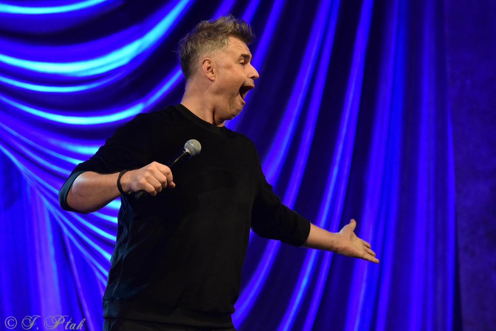 Zdjęcie w galerii na portalu naszraciborz.pl: Tylko śmiech nas ocali. Igor Kwiatkowski w Raciborzu wiadomości z regionu