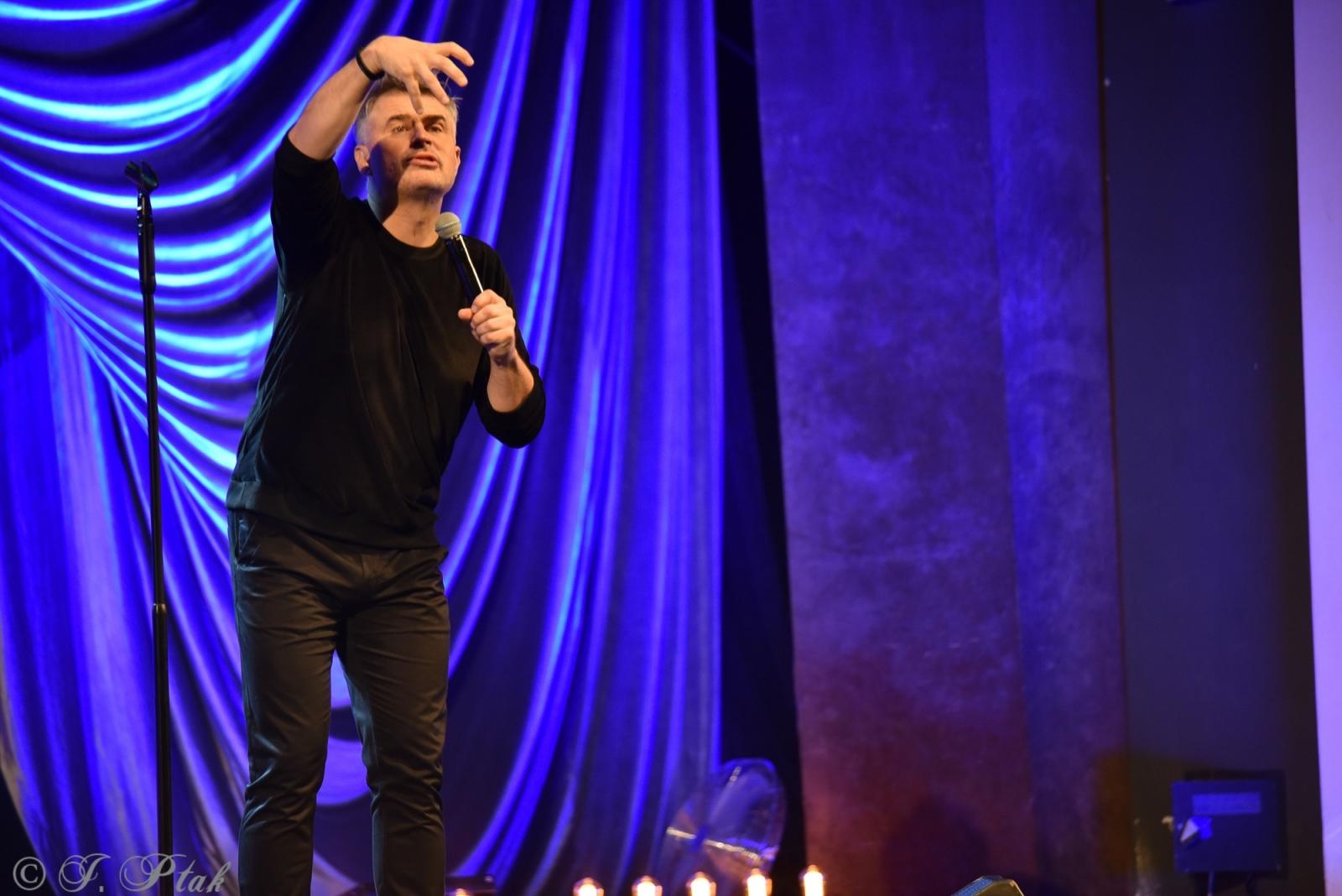 Zdjęcie w galerii na portalu naszraciborz.pl: Tylko śmiech nas ocali. Igor Kwiatkowski w Raciborzu wiadomości z regionu