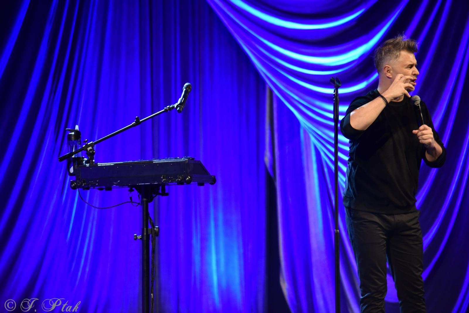 Zdjęcie w galerii na portalu naszraciborz.pl: Tylko śmiech nas ocali. Igor Kwiatkowski w Raciborzu wiadomości z regionu