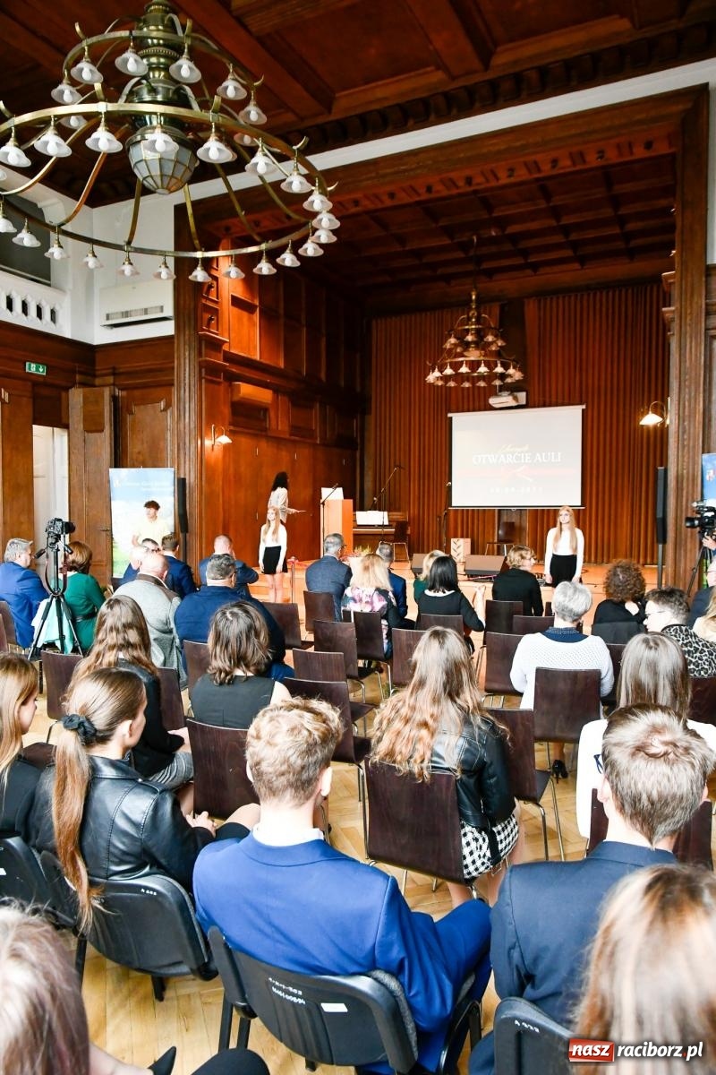 Zdjęcie w galerii na portalu naszraciborz.pl: Architektoniczne serce placówki. Przy Kasprowicza oddano odrestaurowaną aulę [FOTO i WIDEO] wiadomości z regionu