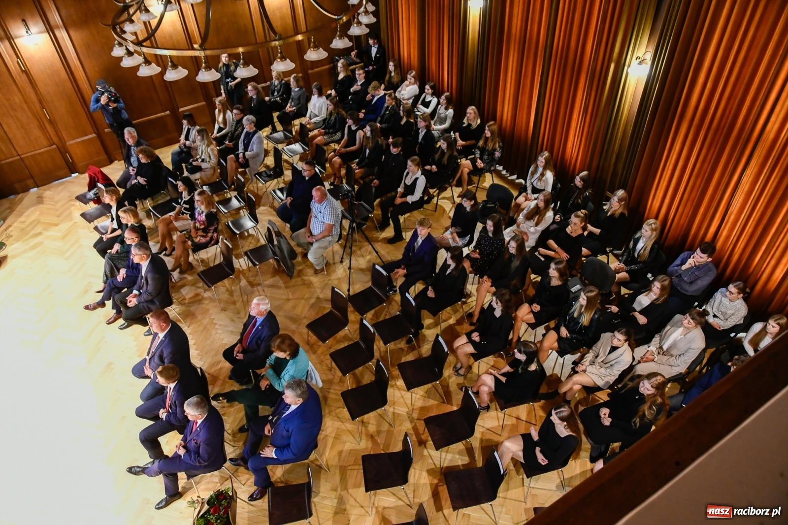 Zdjęcie w galerii na portalu naszraciborz.pl: Architektoniczne serce placówki. Przy Kasprowicza oddano odrestaurowaną aulę [FOTO i WIDEO] wiadomości z regionu
