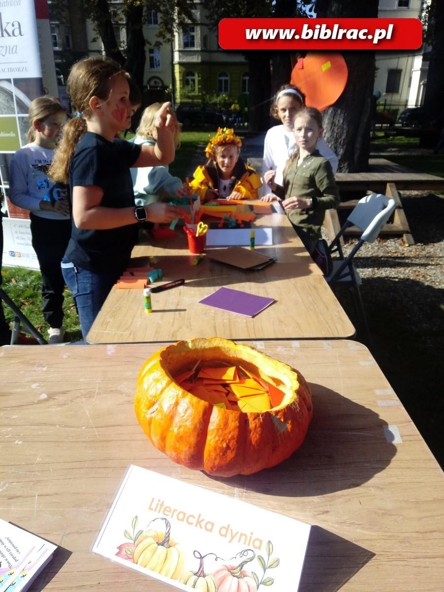 Zdjęcie w galerii na portalu naszraciborz.pl: Raciborska książnica na Święcie Dyni wiadomości z regionu