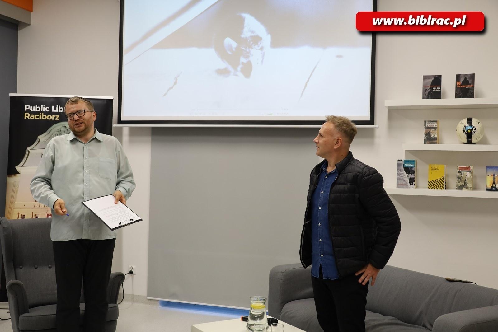 Zdjęcie w galerii na portalu naszraciborz.pl: Zbigniew Masternak w raciborskiej bibliotece wiadomości z regionu