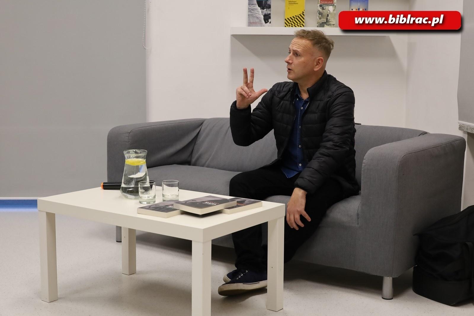 Zdjęcie w galerii na portalu naszraciborz.pl: Zbigniew Masternak w raciborskiej bibliotece wiadomości z regionu