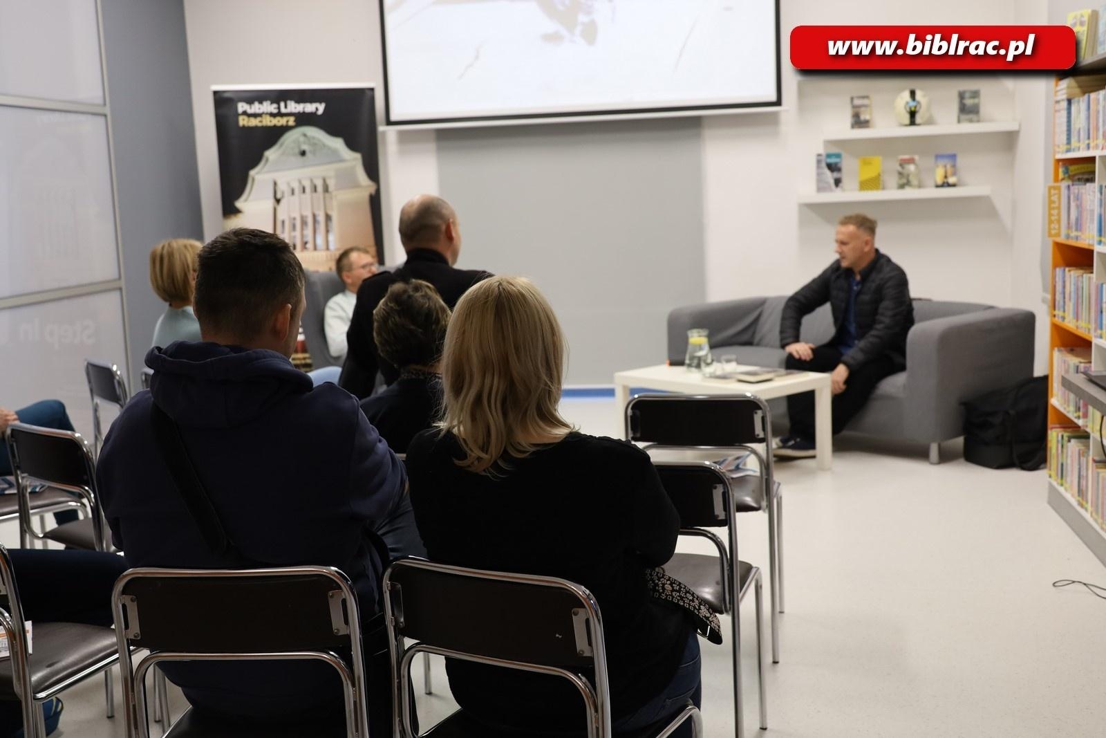 Zdjęcie w galerii na portalu naszraciborz.pl: Zbigniew Masternak w raciborskiej bibliotece wiadomości z regionu