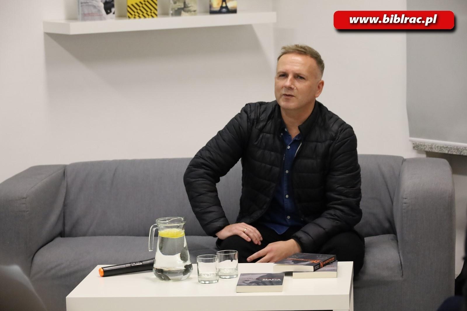Zdjęcie w galerii na portalu naszraciborz.pl: Zbigniew Masternak w raciborskiej bibliotece wiadomości z regionu