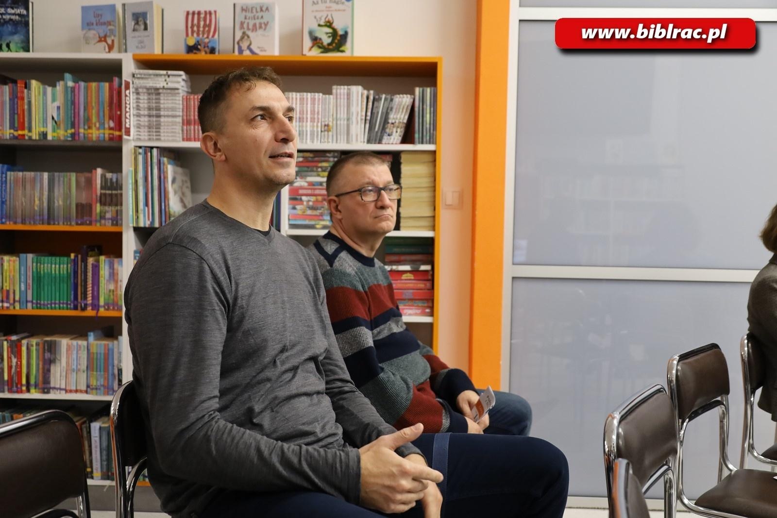 Zdjęcie w galerii na portalu naszraciborz.pl: Zbigniew Masternak w raciborskiej bibliotece wiadomości z regionu