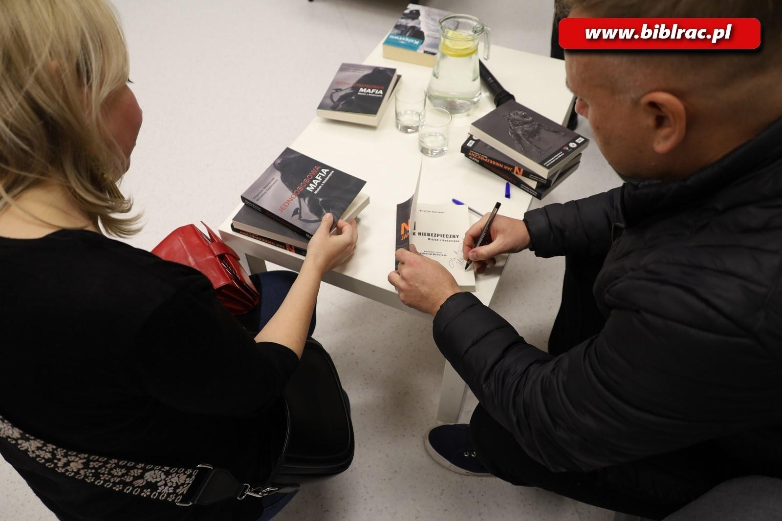 Zdjęcie w galerii na portalu naszraciborz.pl: Zbigniew Masternak w raciborskiej bibliotece wiadomości z regionu