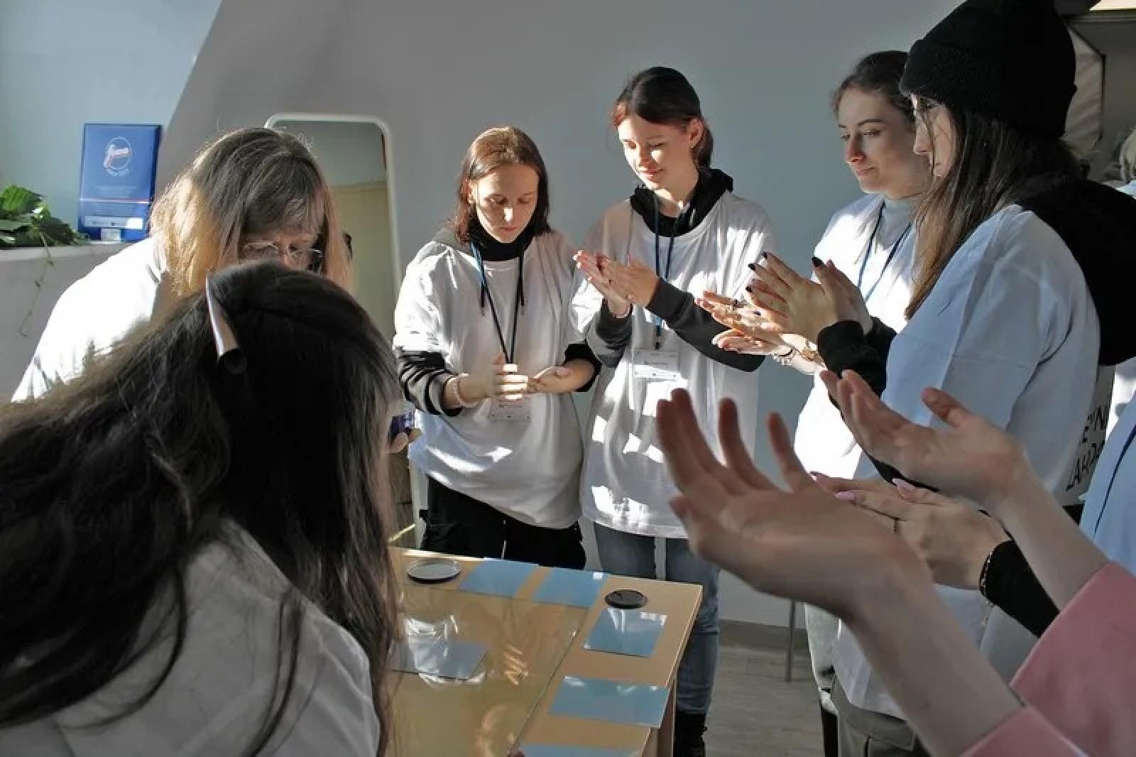 Zdjęcie w galerii na portalu naszraciborz.pl: Spotkanie ze sztuką w Otwartym ogrodzie ZSO nr 1 wiadomości z regionu