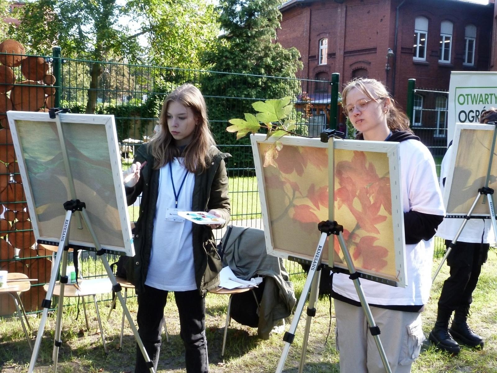 Zdjęcie w galerii na portalu naszraciborz.pl: Spotkanie ze sztuką w Otwartym ogrodzie ZSO nr 1 wiadomości z regionu