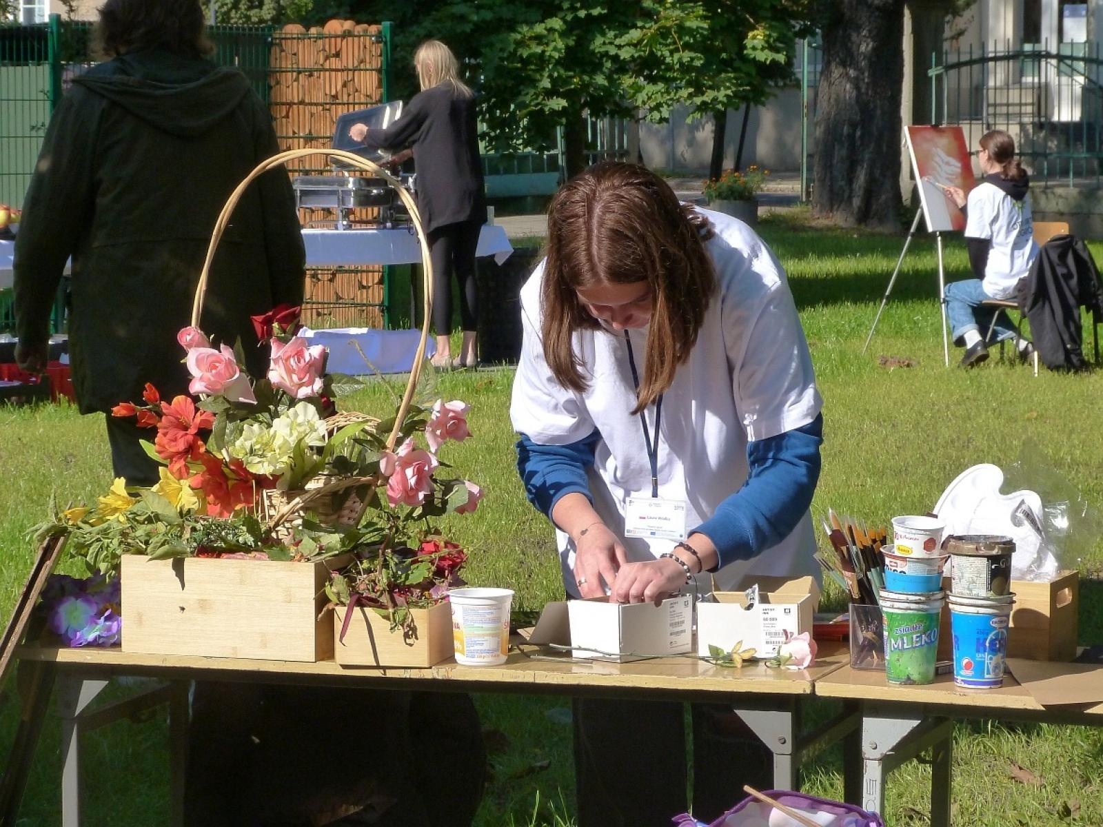 Zdjęcie w galerii na portalu naszraciborz.pl: Spotkanie ze sztuką w Otwartym ogrodzie ZSO nr 1 wiadomości z regionu