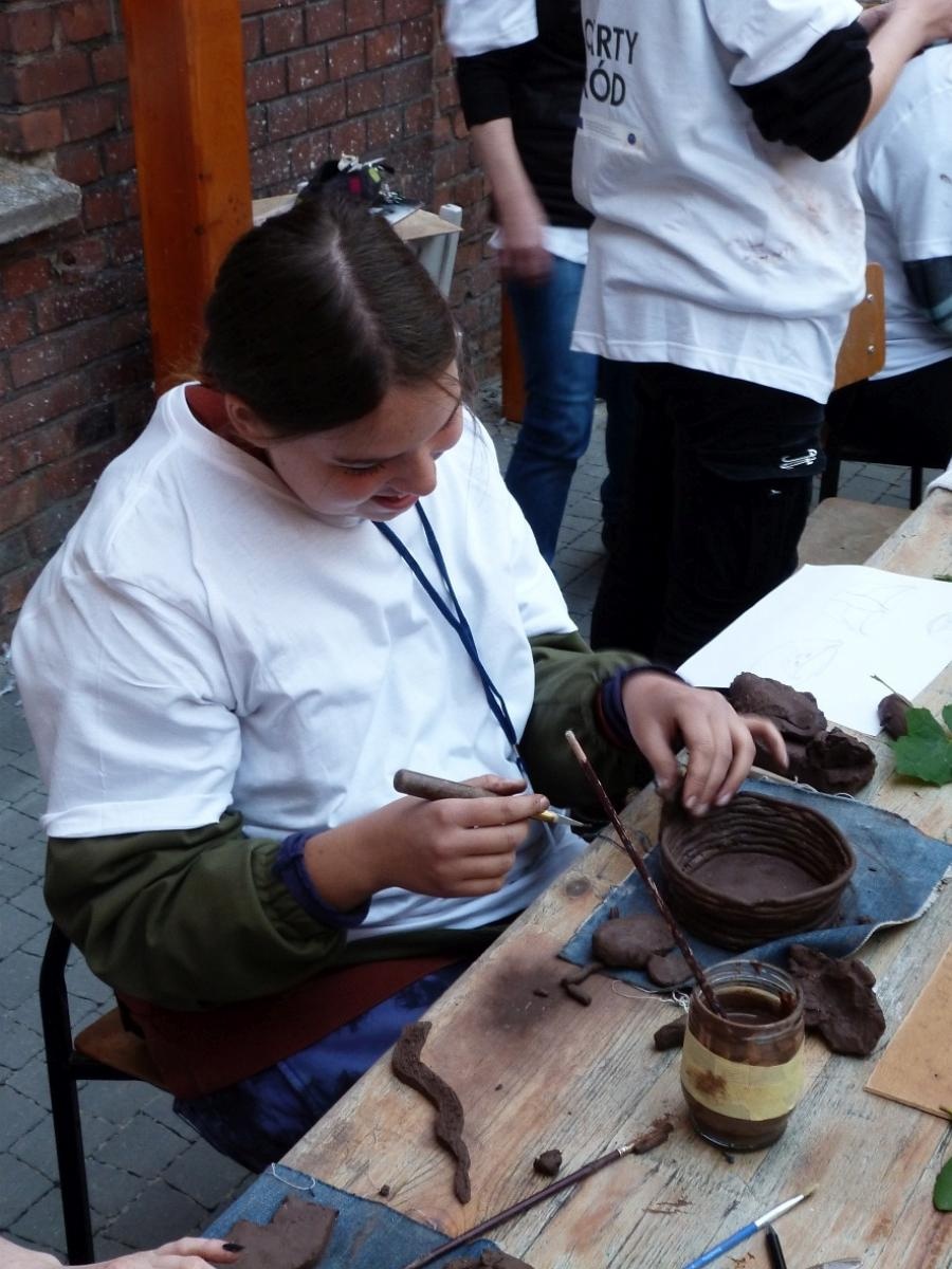 Zdjęcie w galerii na portalu naszraciborz.pl: Spotkanie ze sztuką w Otwartym ogrodzie ZSO nr 1 wiadomości z regionu