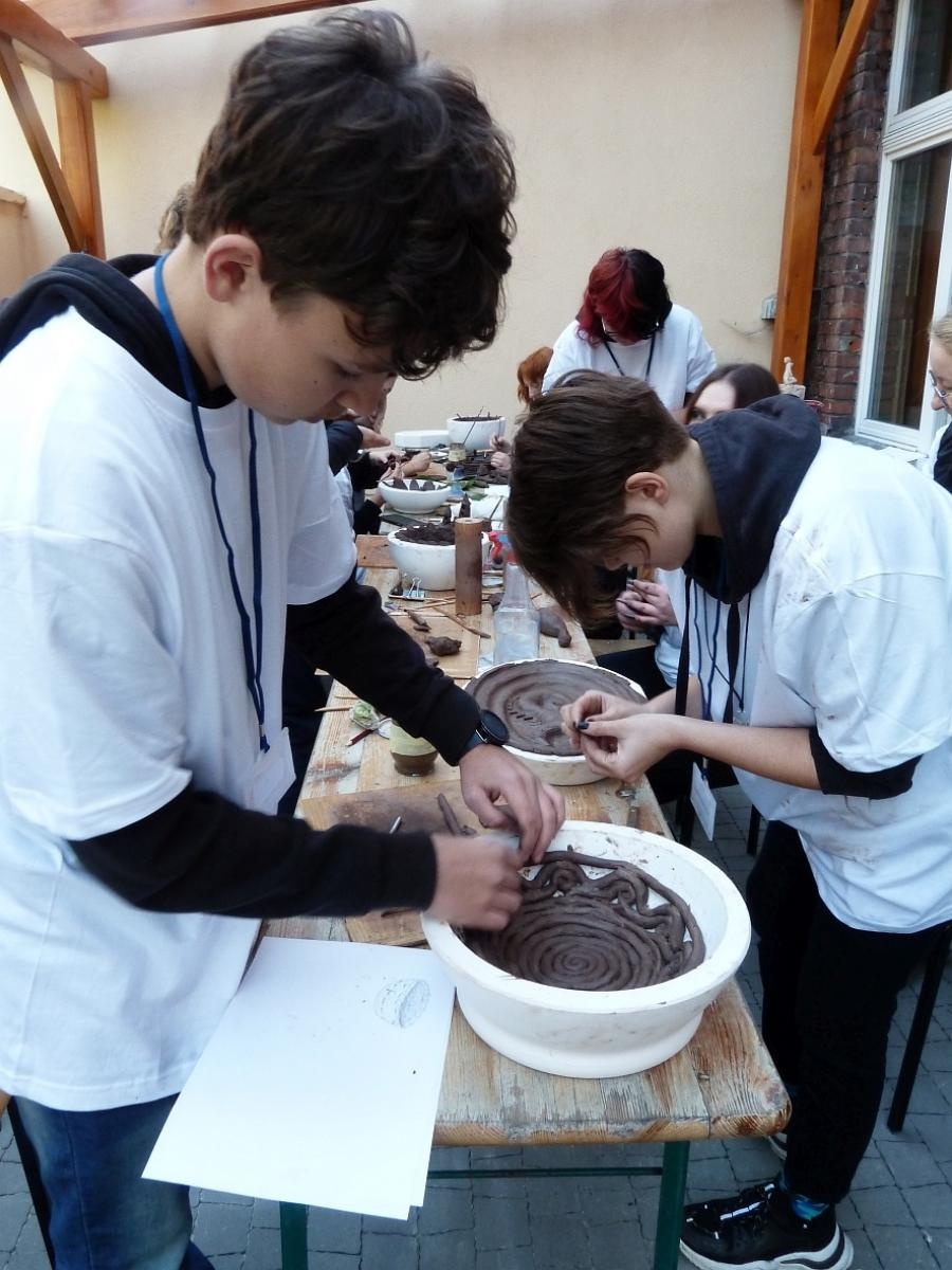 Zdjęcie w galerii na portalu naszraciborz.pl: Spotkanie ze sztuką w Otwartym ogrodzie ZSO nr 1 wiadomości z regionu