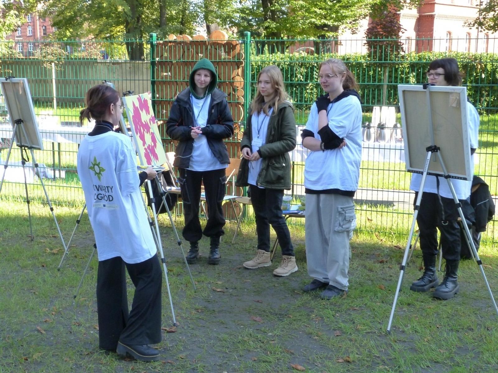 Zdjęcie w galerii na portalu naszraciborz.pl: Spotkanie ze sztuką w Otwartym ogrodzie ZSO nr 1 wiadomości z regionu