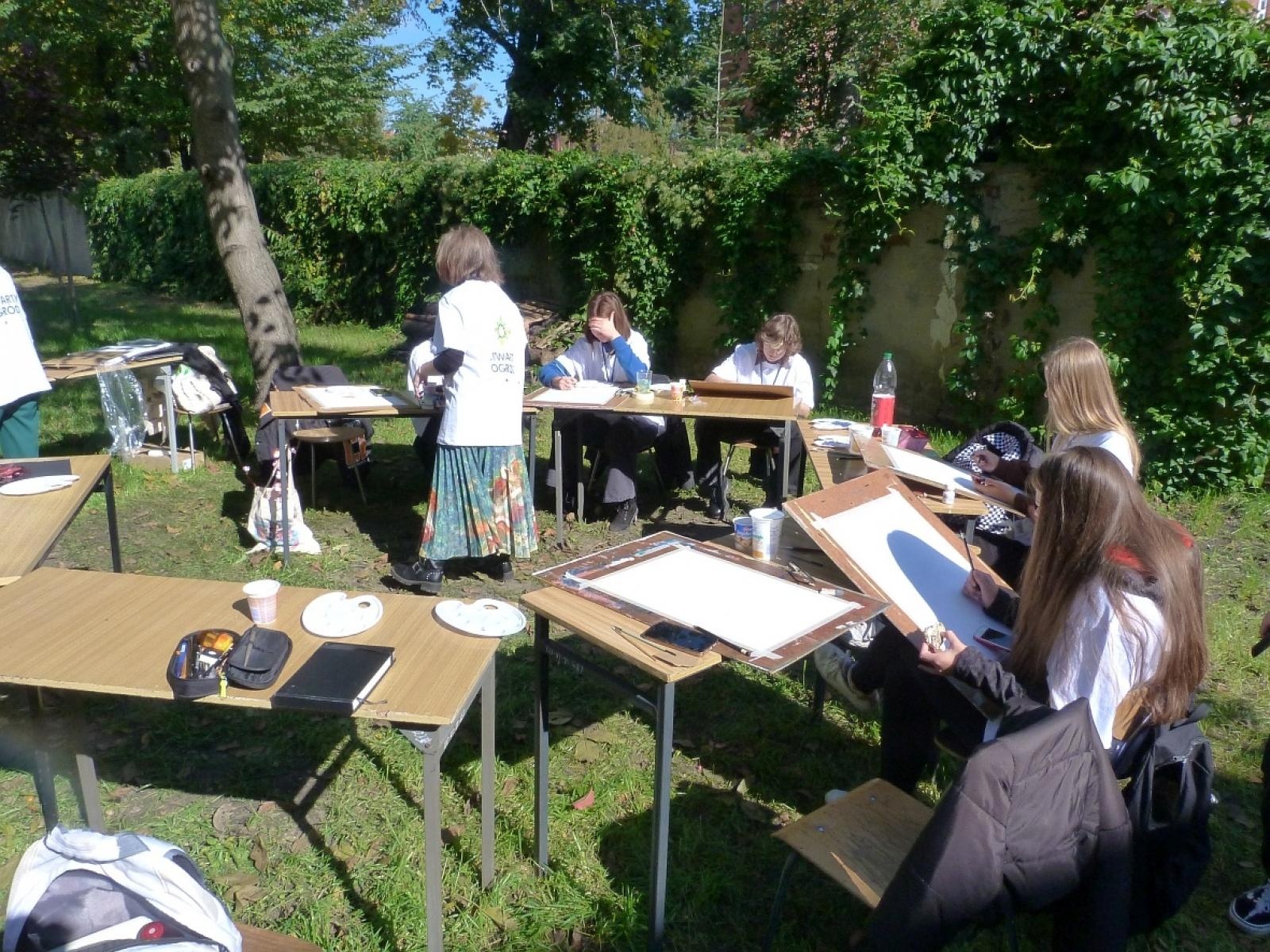 Zdjęcie w galerii na portalu naszraciborz.pl: Spotkanie ze sztuką w Otwartym ogrodzie ZSO nr 1 wiadomości z regionu