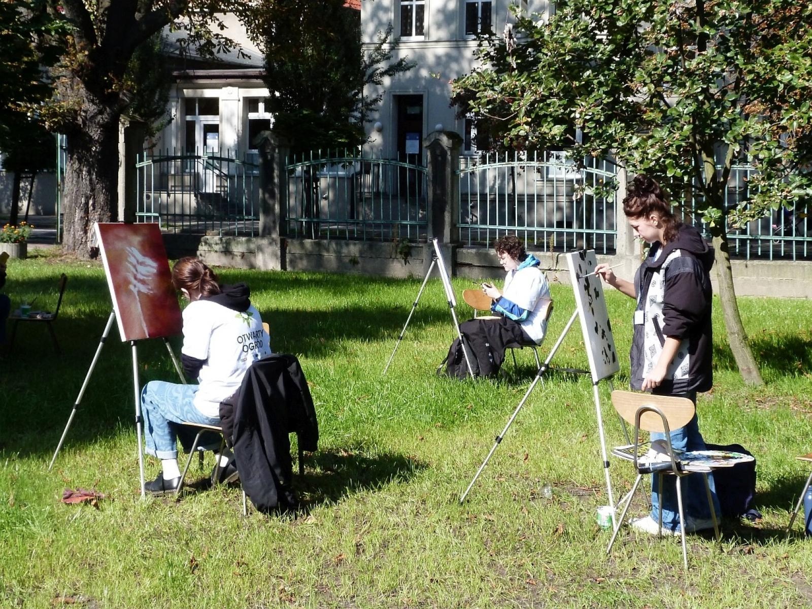 Zdjęcie w galerii na portalu naszraciborz.pl: Spotkanie ze sztuką w Otwartym ogrodzie ZSO nr 1 wiadomości z regionu