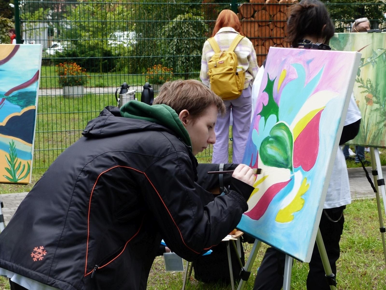 Zdjęcie w galerii na portalu naszraciborz.pl: Spotkanie ze sztuką w Otwartym ogrodzie ZSO nr 1 wiadomości z regionu
