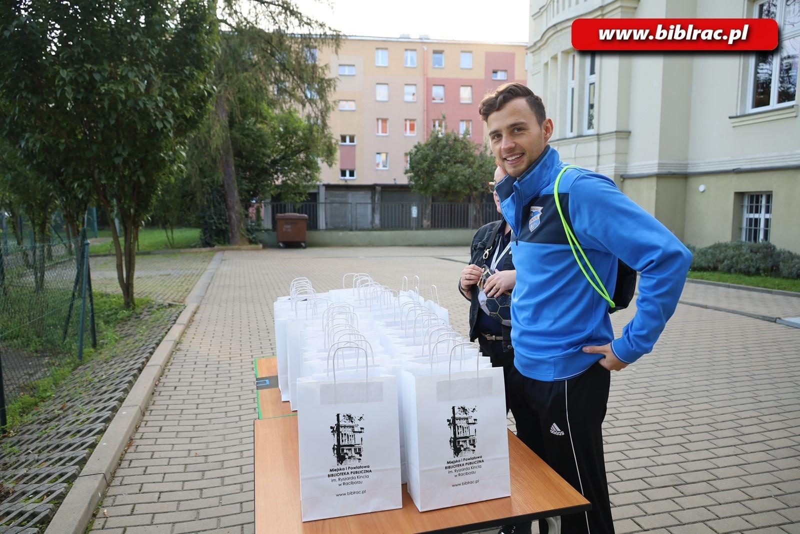 Zdjęcie w galerii na portalu naszraciborz.pl: Granie i pisanie. Połączyła ich piłka wiadomości z regionu