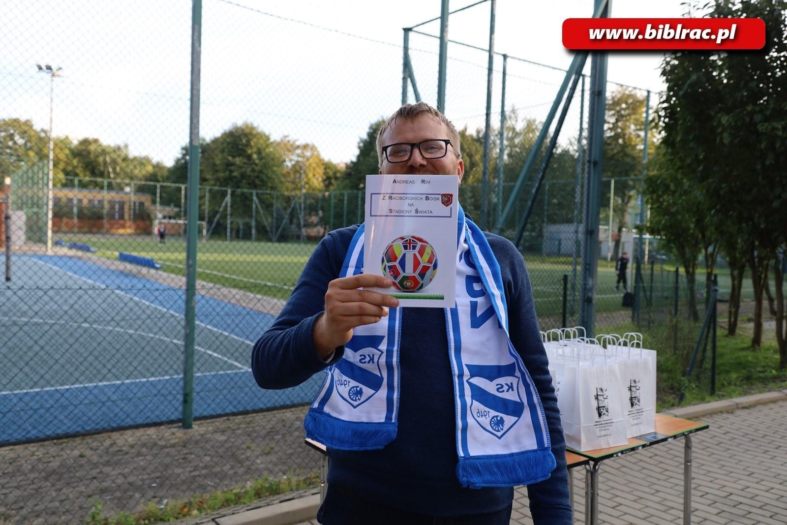 Zdjęcie w galerii na portalu naszraciborz.pl: Granie i pisanie. Połączyła ich piłka wiadomości z regionu