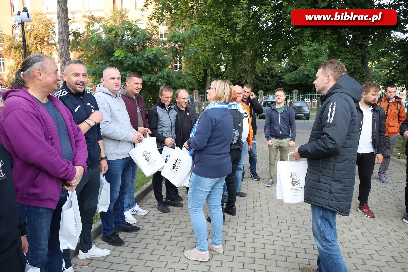Zdjęcie w galerii na portalu naszraciborz.pl: Granie i pisanie. Połączyła ich piłka wiadomości z regionu