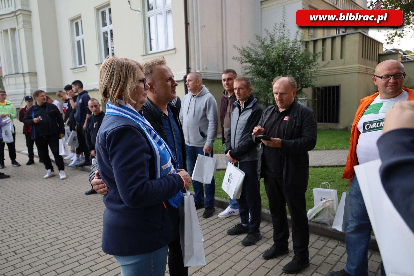 Zdjęcie w galerii na portalu naszraciborz.pl: Granie i pisanie. Połączyła ich piłka wiadomości z regionu