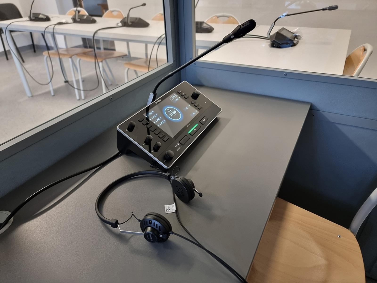 Zdjęcie w galerii na portalu naszraciborz.pl: Nowoczesny sprzęt do tłumaczeń w Akademii Nauk Stosowanych w Raciborzu wiadomości z regionu