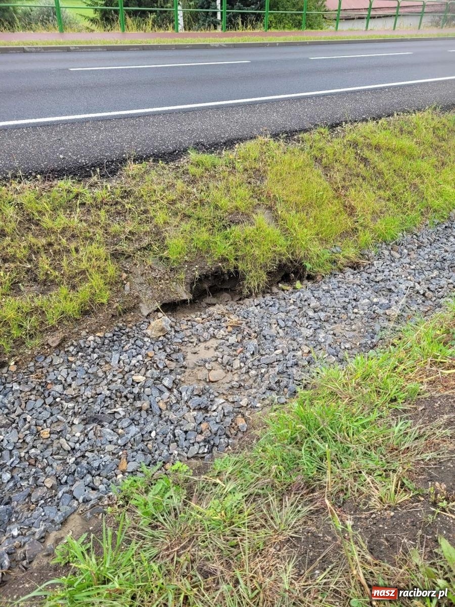 Zdjęcie w galerii na portalu naszraciborz.pl: Czytelnik zaniepokojony stanem Rybnickiej. Pokazuje zdjęcia wiadomości z regionu