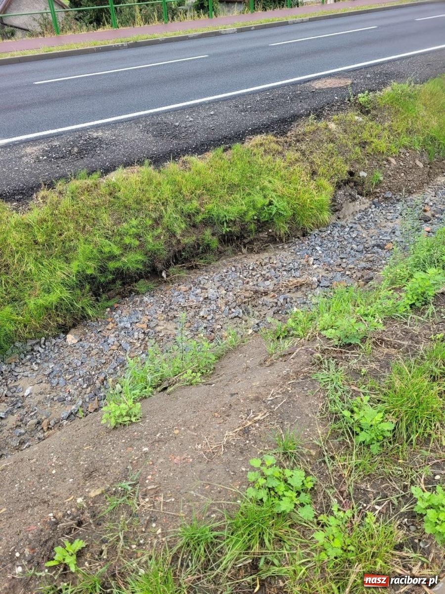Zdjęcie w galerii na portalu naszraciborz.pl: Czytelnik zaniepokojony stanem Rybnickiej. Pokazuje zdjęcia wiadomości z regionu