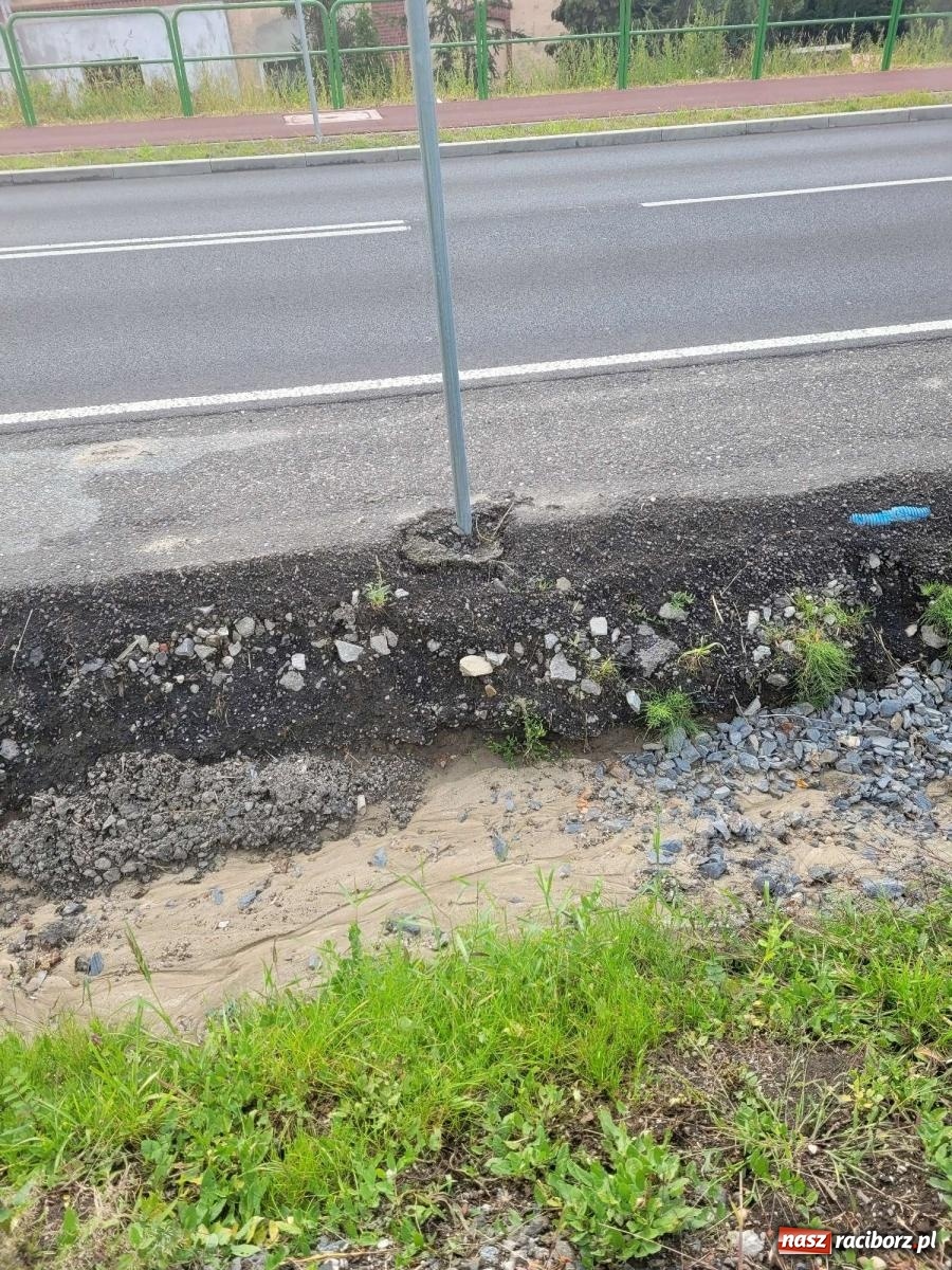 Zdjęcie w galerii na portalu naszraciborz.pl: Czytelnik zaniepokojony stanem Rybnickiej. Pokazuje zdjęcia wiadomości z regionu