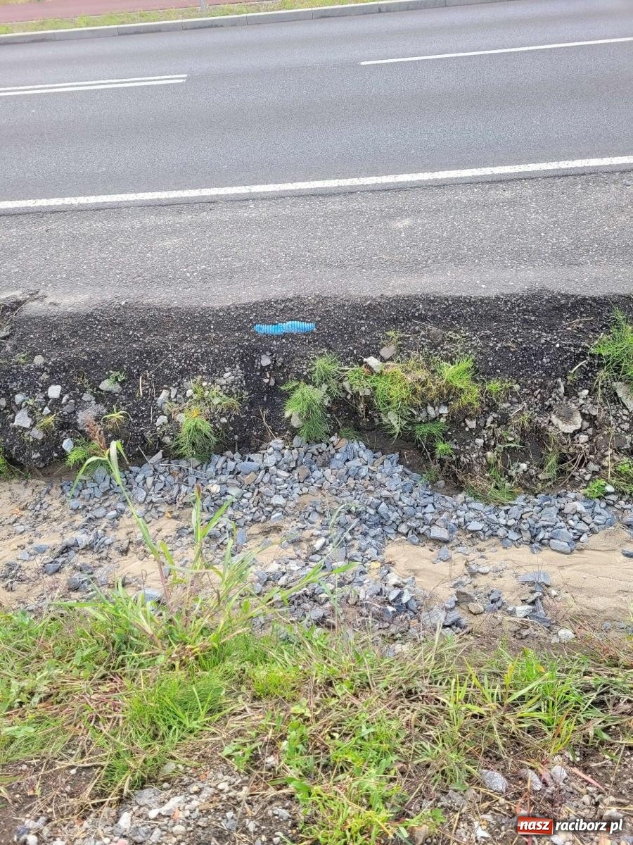 Zdjęcie w galerii na portalu naszraciborz.pl: Czytelnik zaniepokojony stanem Rybnickiej. Pokazuje zdjęcia wiadomości z regionu