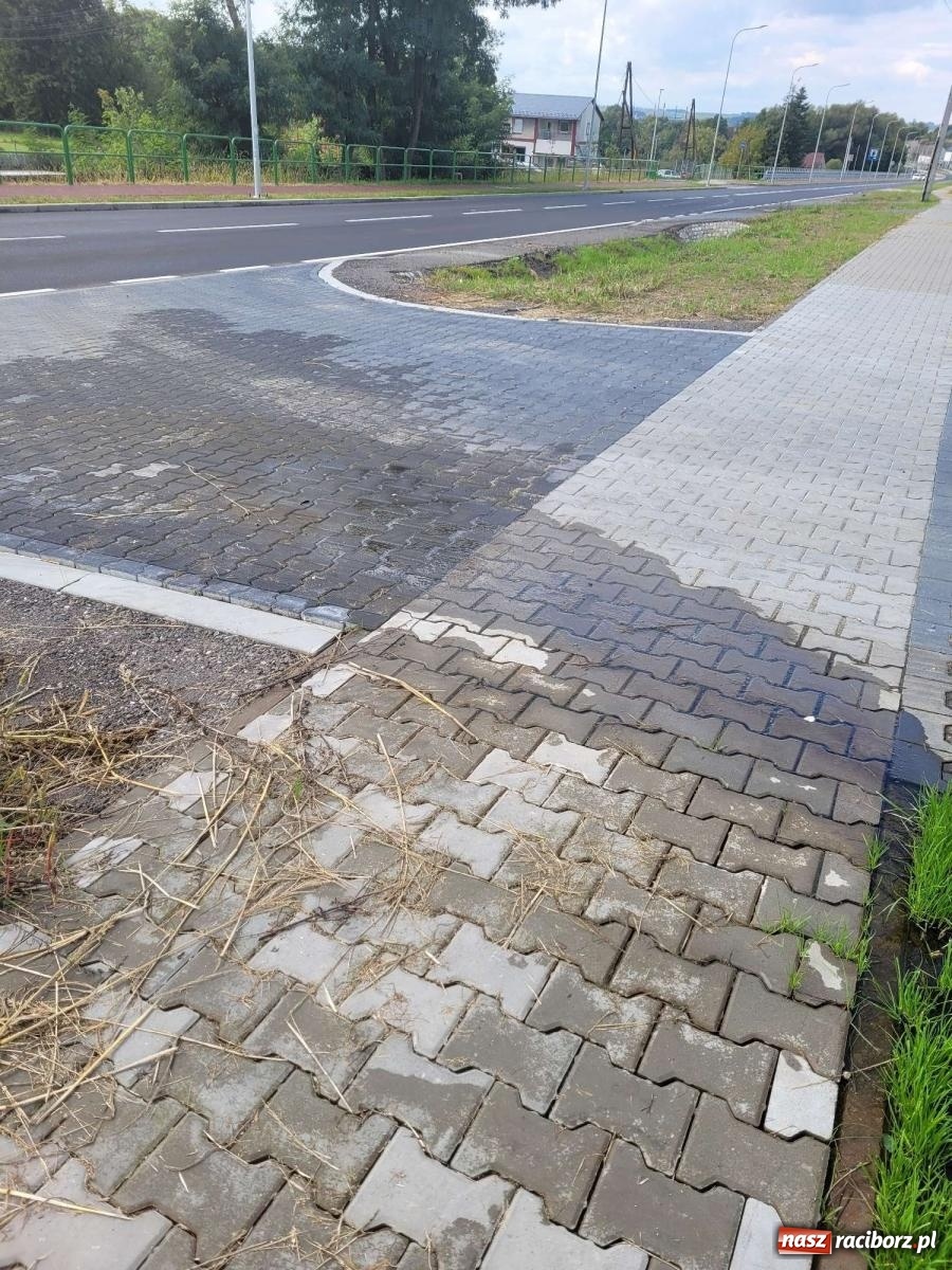 Zdjęcie w galerii na portalu naszraciborz.pl: Czytelnik zaniepokojony stanem Rybnickiej. Pokazuje zdjęcia wiadomości z regionu