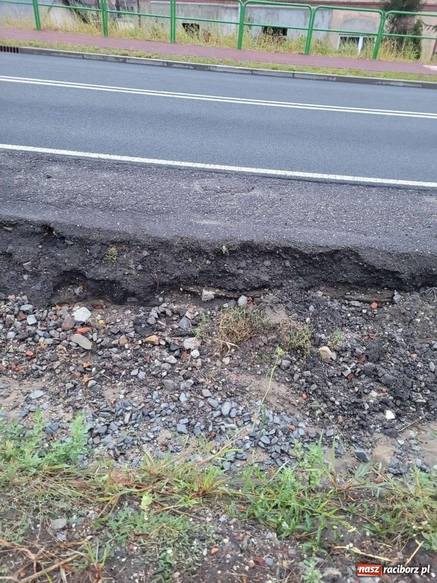 Zdjęcie w galerii na portalu naszraciborz.pl: Czytelnik zaniepokojony stanem Rybnickiej. Pokazuje zdjęcia wiadomości z regionu