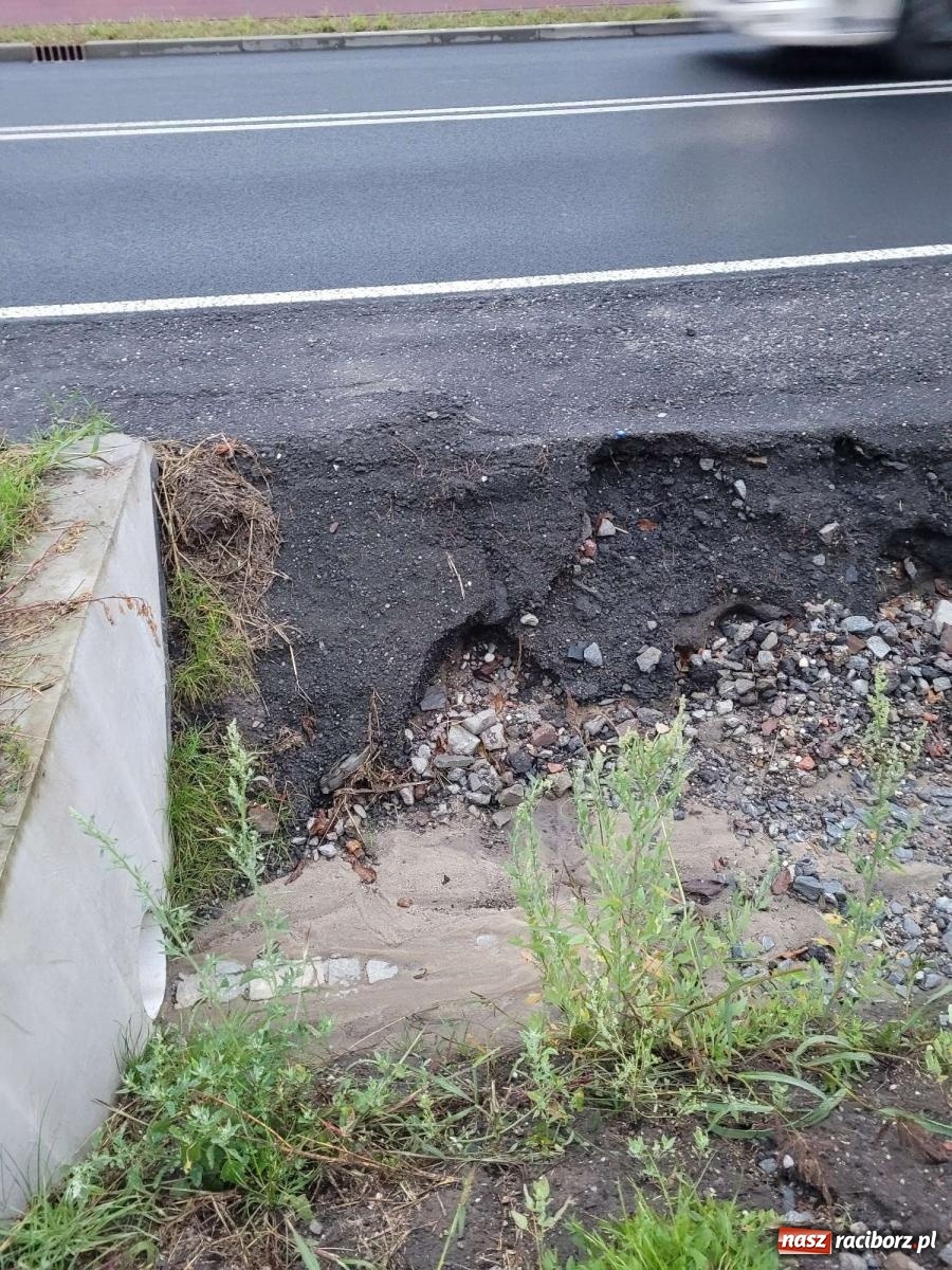 Zdjęcie w galerii na portalu naszraciborz.pl: Czytelnik zaniepokojony stanem Rybnickiej. Pokazuje zdjęcia wiadomości z regionu