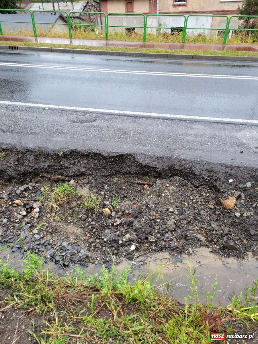 Zdjęcie w galerii na portalu naszraciborz.pl: Czytelnik zaniepokojony stanem Rybnickiej. Pokazuje zdjęcia wiadomości z regionu