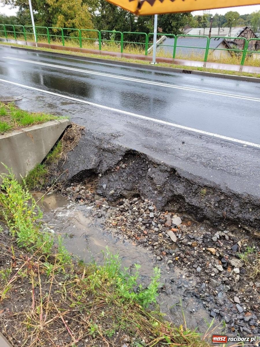 Zdjęcie w galerii na portalu naszraciborz.pl: Czytelnik zaniepokojony stanem Rybnickiej. Pokazuje zdjęcia wiadomości z regionu
