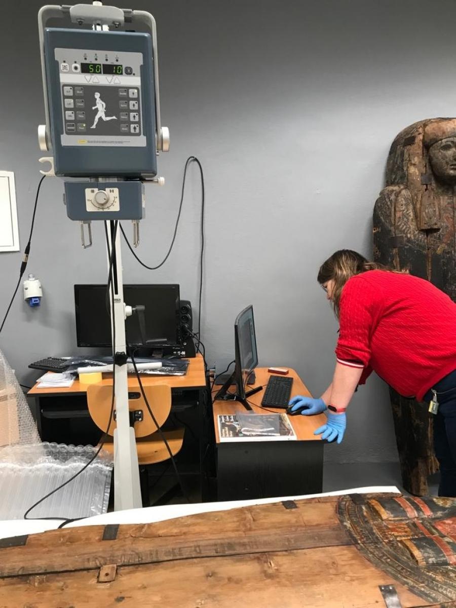 Zdjęcie w galerii na portalu naszraciborz.pl: Egipskie sarkofagi z Raciborza na badaniach w Krakowie wiadomości z regionu