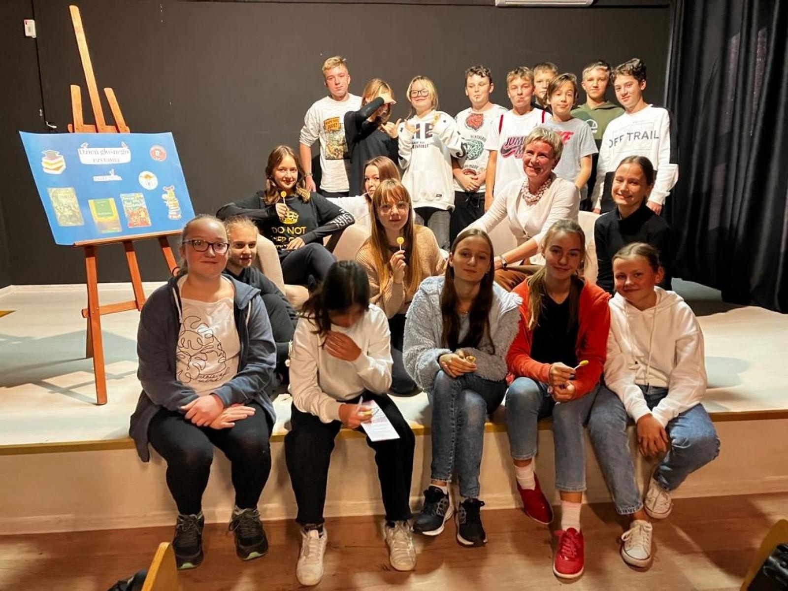 Zdjęcie w galerii na portalu naszraciborz.pl: Zacni goście czytali dla połowy tysiąca uczniów SP1 wiadomości z regionu