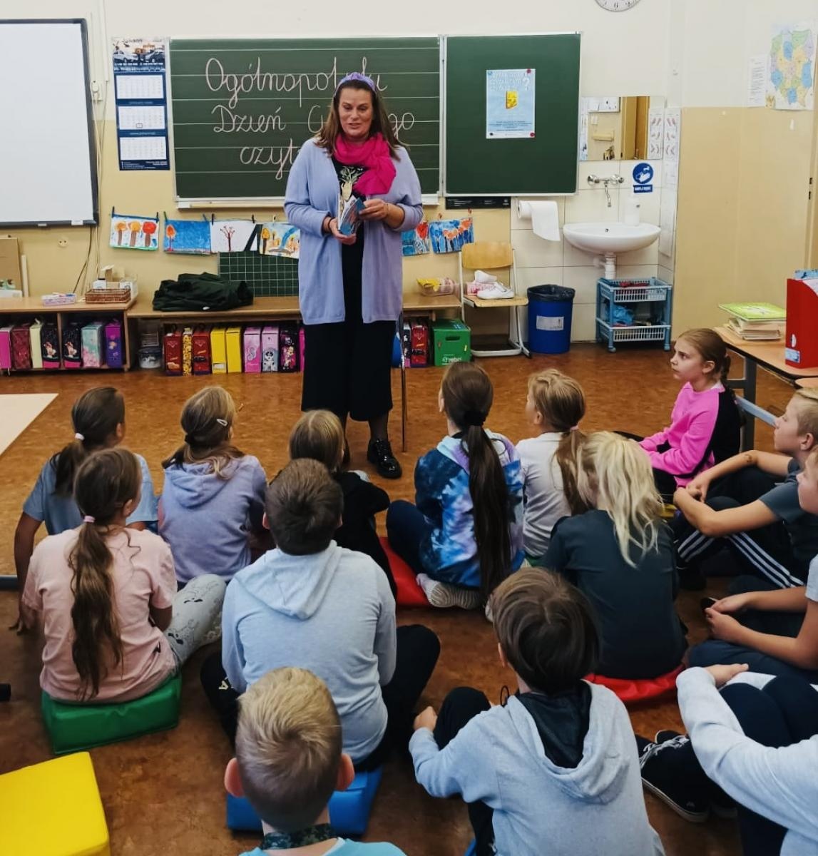 Zdjęcie w galerii na portalu naszraciborz.pl: Zacni goście czytali dla połowy tysiąca uczniów SP1 wiadomości z regionu