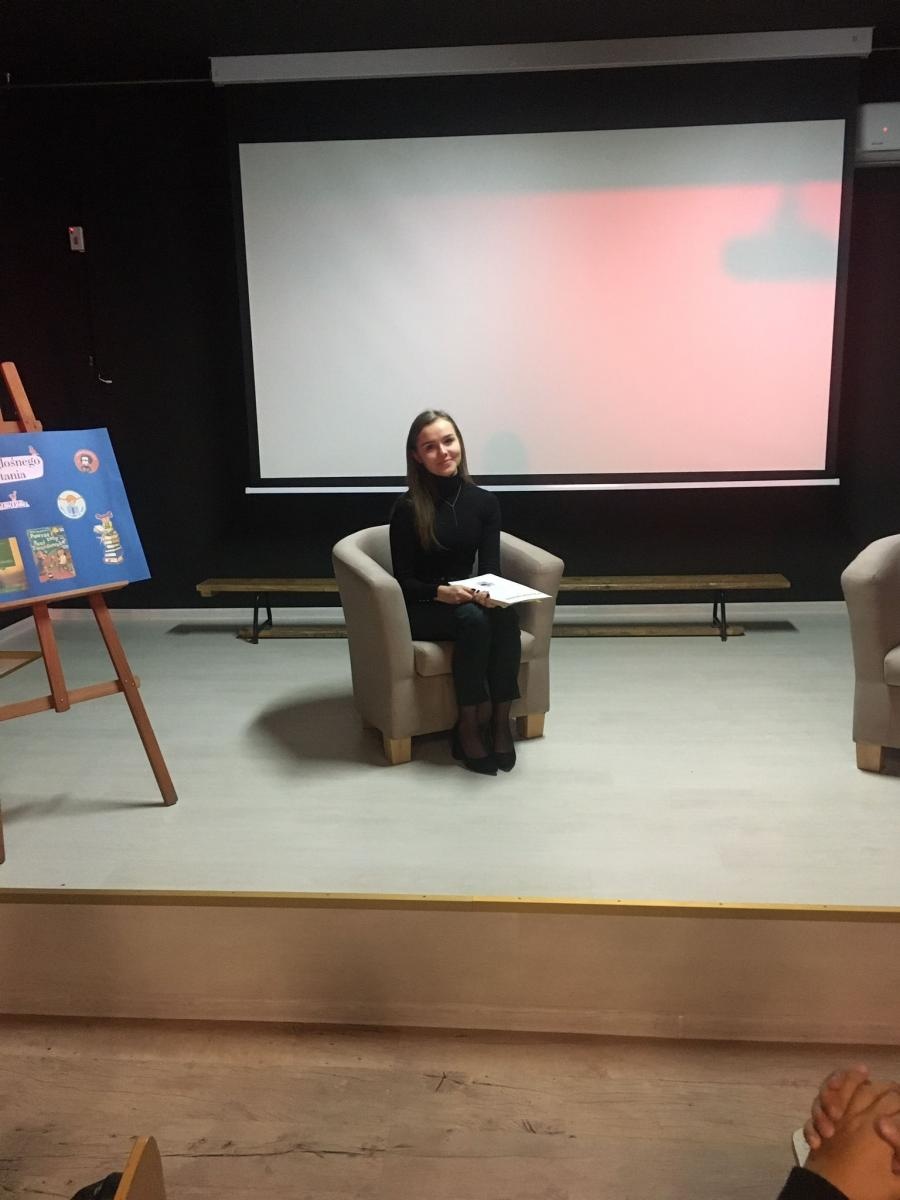 Zdjęcie w galerii na portalu naszraciborz.pl: Zacni goście czytali dla połowy tysiąca uczniów SP1 wiadomości z regionu