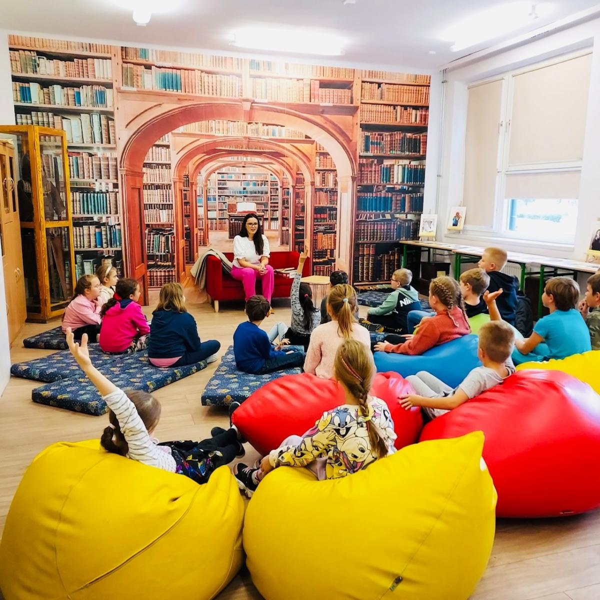 Zdjęcie w galerii na portalu naszraciborz.pl: Zacni goście czytali dla połowy tysiąca uczniów SP1 wiadomości z regionu