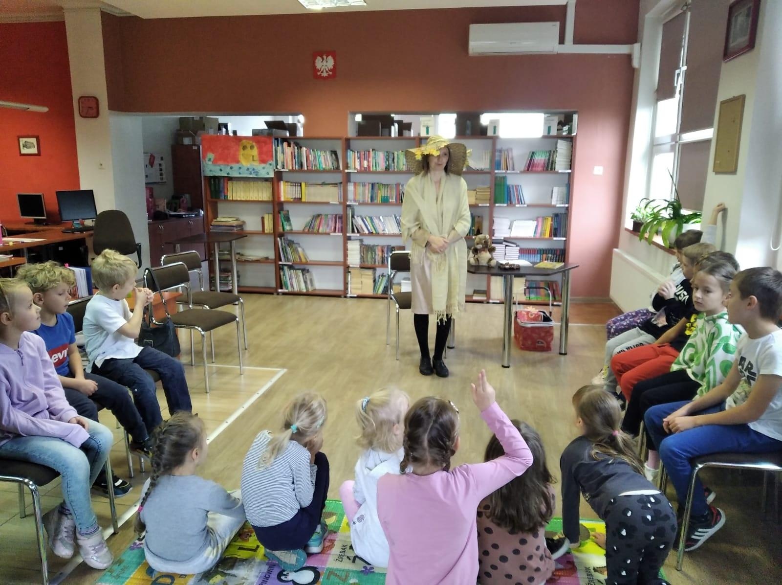 Zdjęcie w galerii na portalu naszraciborz.pl: Zacni goście czytali dla połowy tysiąca uczniów SP1 wiadomości z regionu