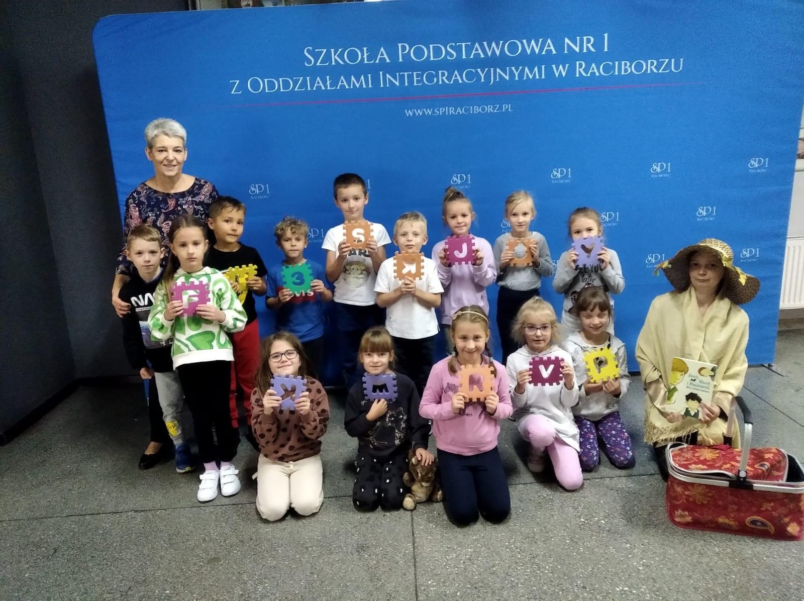 Zdjęcie w galerii na portalu naszraciborz.pl: Zacni goście czytali dla połowy tysiąca uczniów SP1 wiadomości z regionu