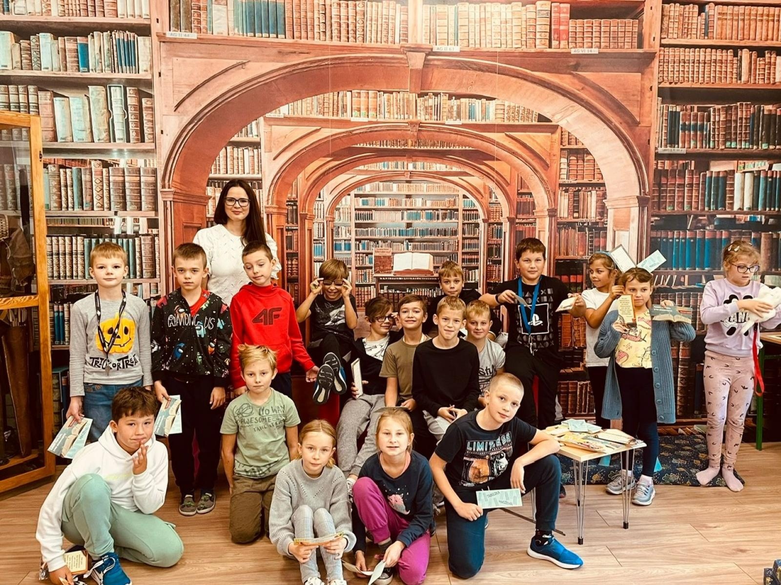 Zdjęcie w galerii na portalu naszraciborz.pl: Zacni goście czytali dla połowy tysiąca uczniów SP1 wiadomości z regionu