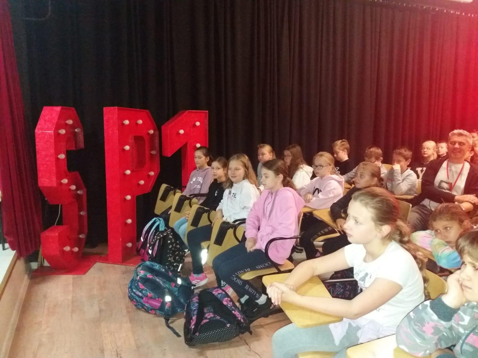 Zdjęcie w galerii na portalu naszraciborz.pl: Zacni goście czytali dla połowy tysiąca uczniów SP1 wiadomości z regionu