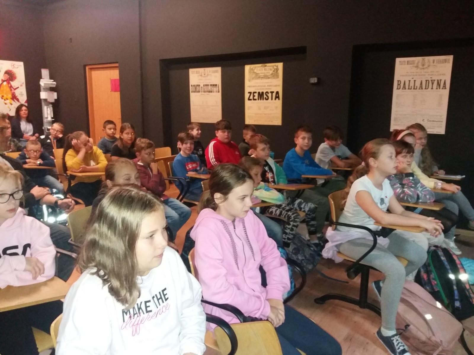 Zdjęcie w galerii na portalu naszraciborz.pl: Zacni goście czytali dla połowy tysiąca uczniów SP1 wiadomości z regionu