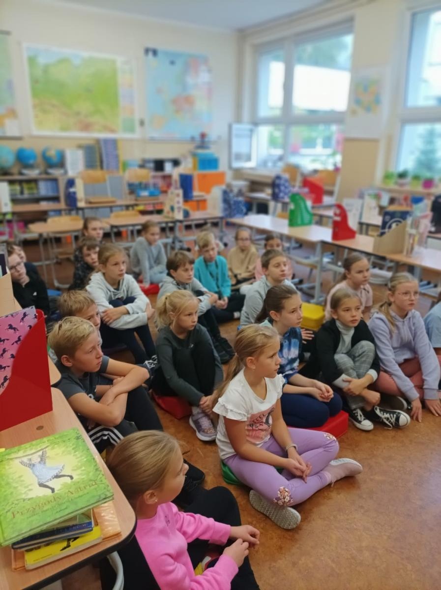 Zdjęcie w galerii na portalu naszraciborz.pl: Zacni goście czytali dla połowy tysiąca uczniów SP1 wiadomości z regionu