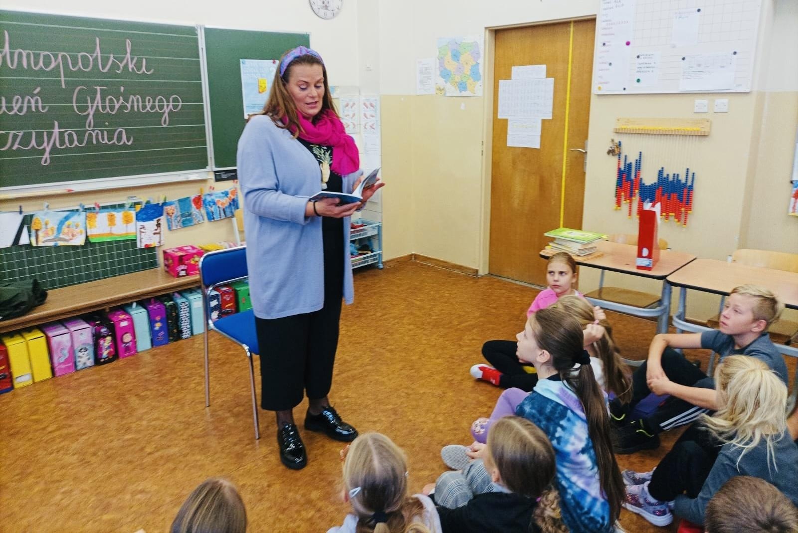 Zdjęcie w galerii na portalu naszraciborz.pl: Zacni goście czytali dla połowy tysiąca uczniów SP1 wiadomości z regionu