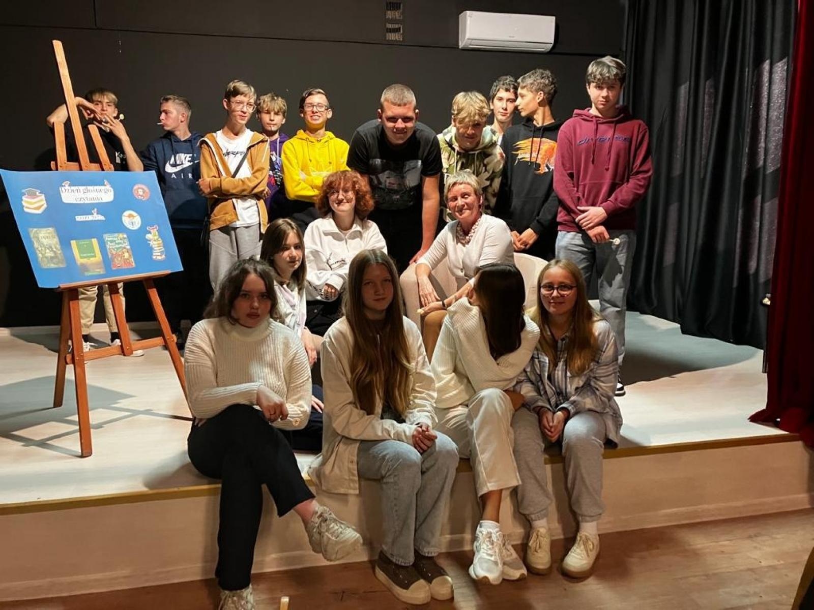 Zdjęcie w galerii na portalu naszraciborz.pl: Zacni goście czytali dla połowy tysiąca uczniów SP1 wiadomości z regionu