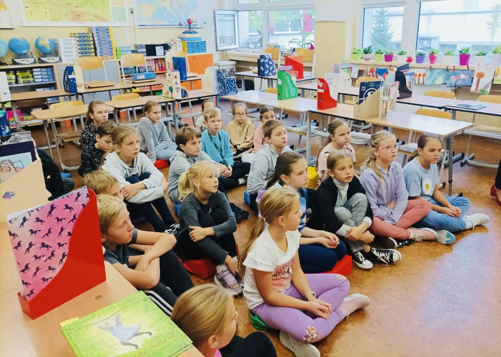 Zdjęcie w galerii na portalu naszraciborz.pl: Zacni goście czytali dla połowy tysiąca uczniów SP1 wiadomości z regionu